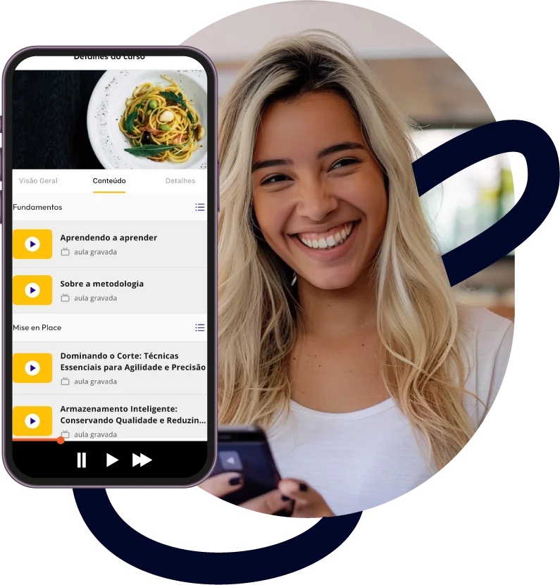Mockup do app da Universa (tela de curso) ao lado de uma aluna sorrindo, com swoosh navy.